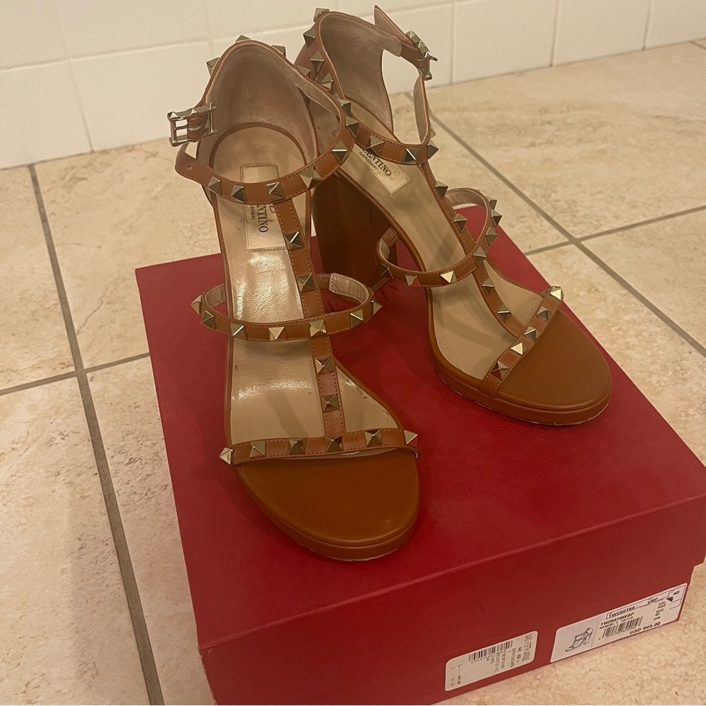 Valentino Garavani Tan Leather Rockstud T-Strap Sandals